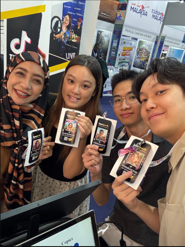 INFIBOOTH 团队在展位